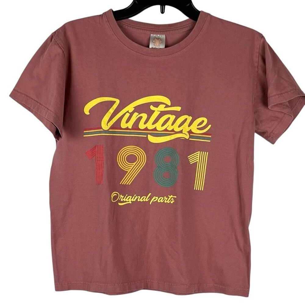 Graphic Tops Burgundy Retro-style Graphic T-shirt "Vintage 1981 Original Parts”